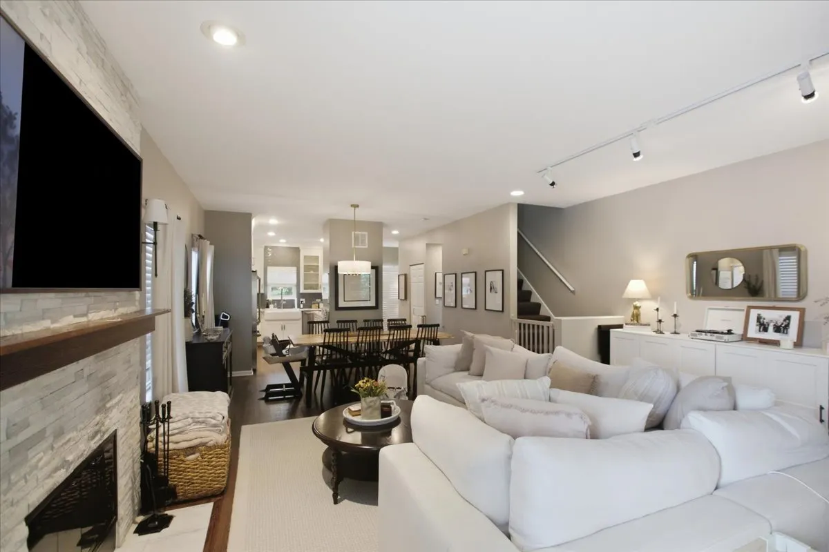 946 N Racine Ave, ,  60642, USA 60642-Chicago-IL