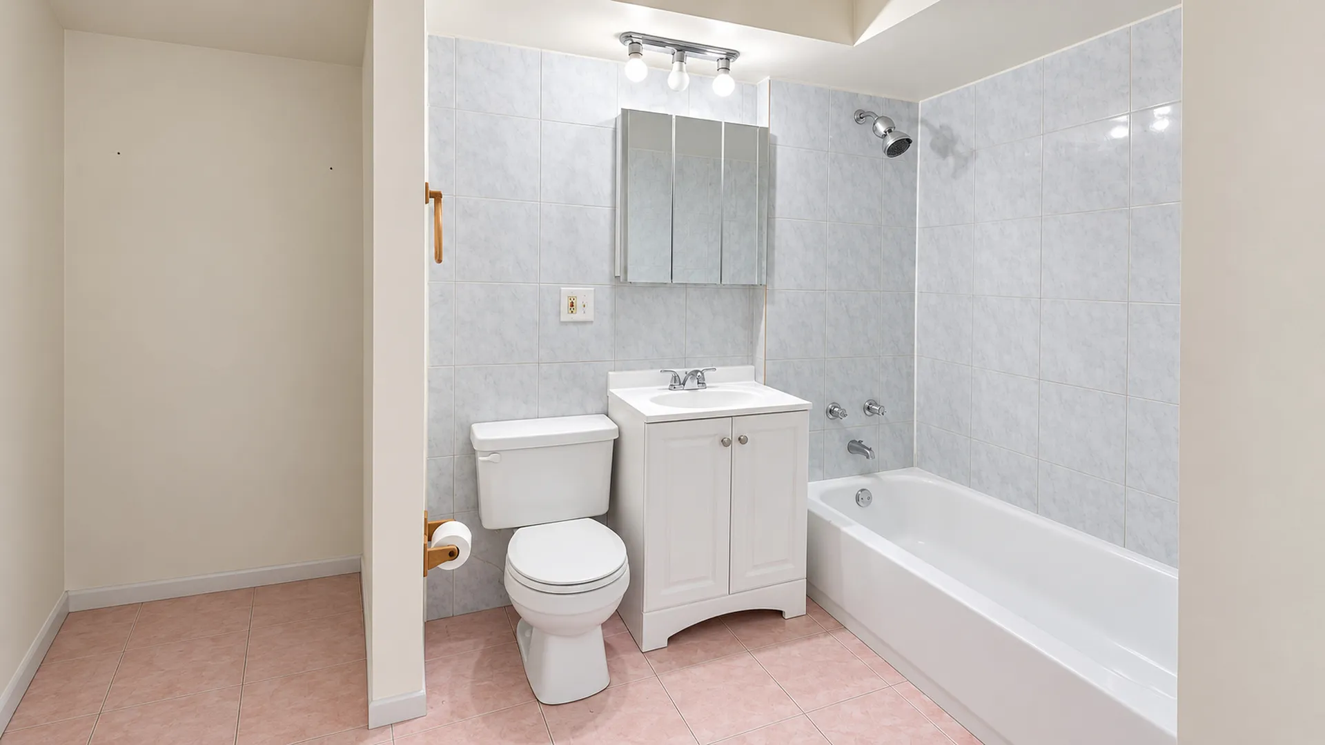 3135 W Augusta Blvd, ,  60622, USA 60622-unit#3W-Chicago-IL