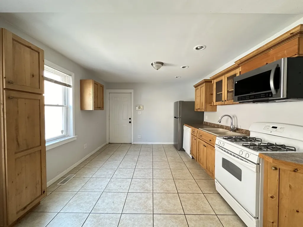 2458 N Clybourn Ave, , 60614, USA 60614-unit#1R-Chicago-IL