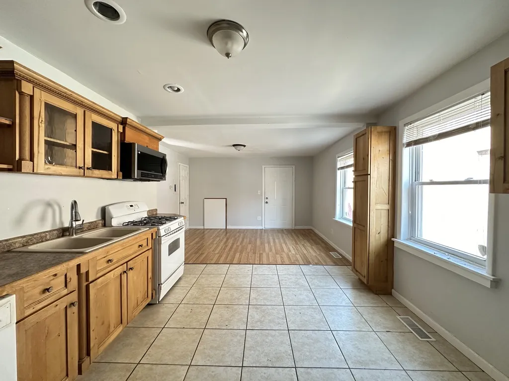 2458 N Clybourn Ave, , 60614, USA 60614-unit#1R-Chicago-IL