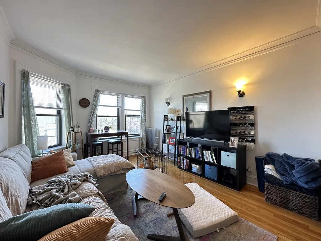 1911 W Larchmont Ave, ,  60613, USA 60613-unit#3B-Chicago-IL