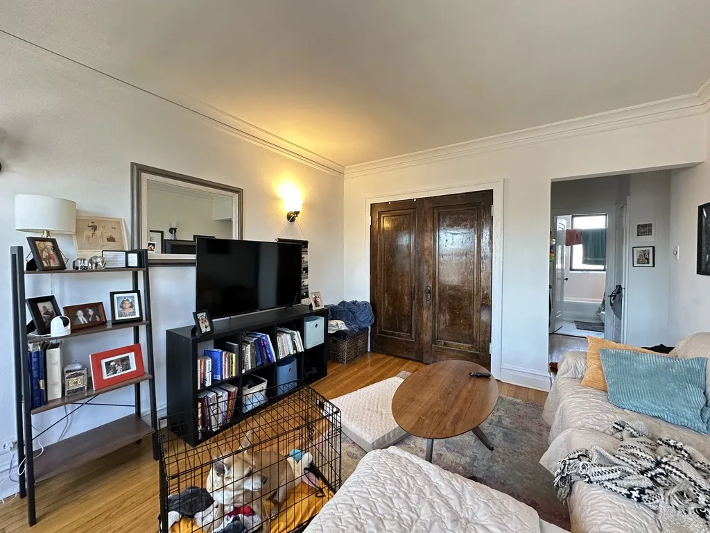 1911 W Larchmont Ave, ,  60613, USA 60613-unit#3B-Chicago-IL