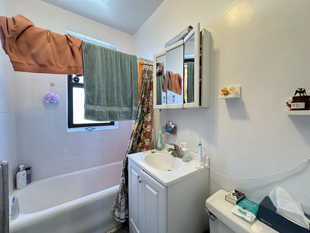 1911 W Larchmont Ave, ,  60613, USA 60613-unit#3B-Chicago-IL