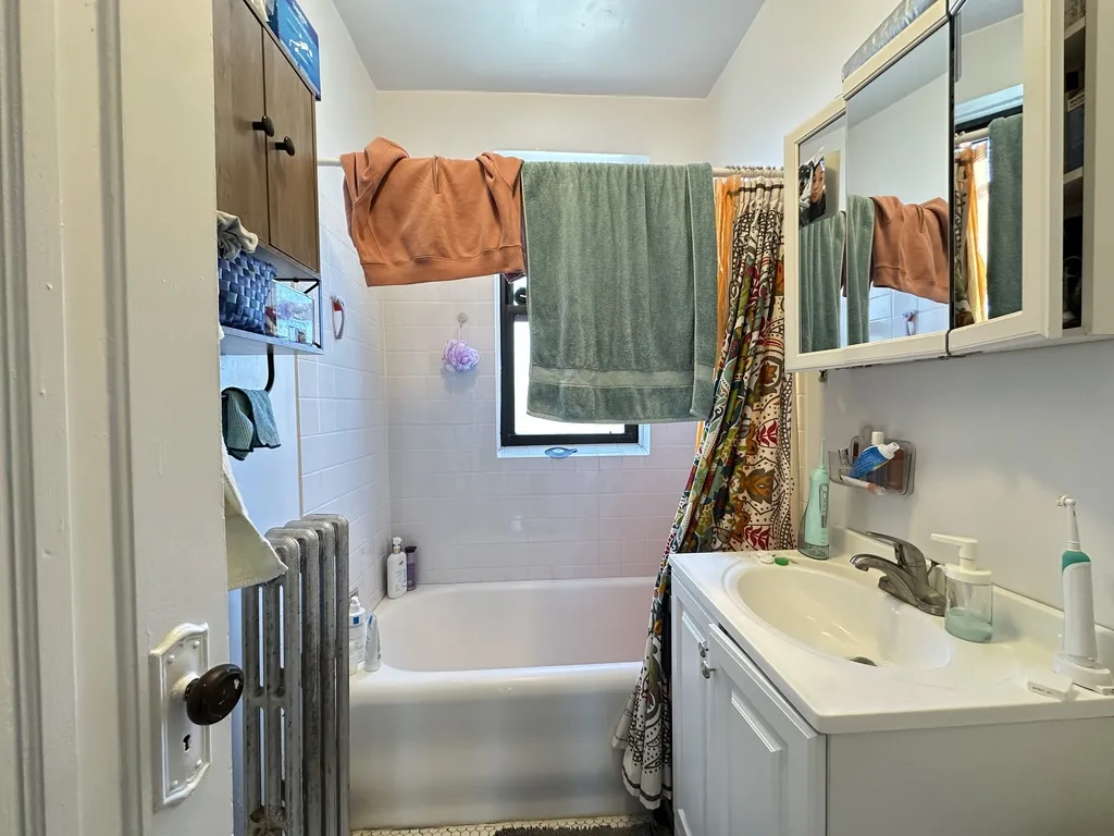 1911 W Larchmont Ave, ,  60613, USA 60613-unit#3B-Chicago-IL