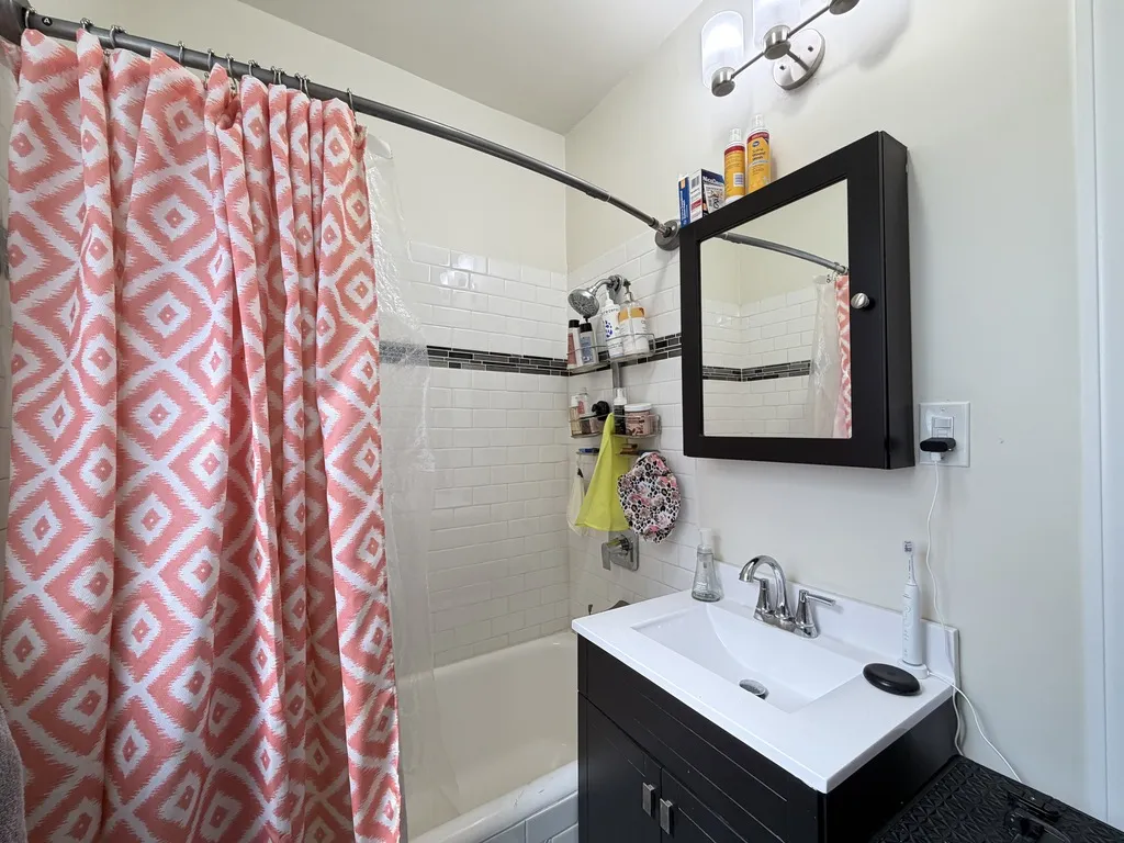 648 W Roscoe St, ,  60657, USA 60657-unit#2N-Chicago-IL