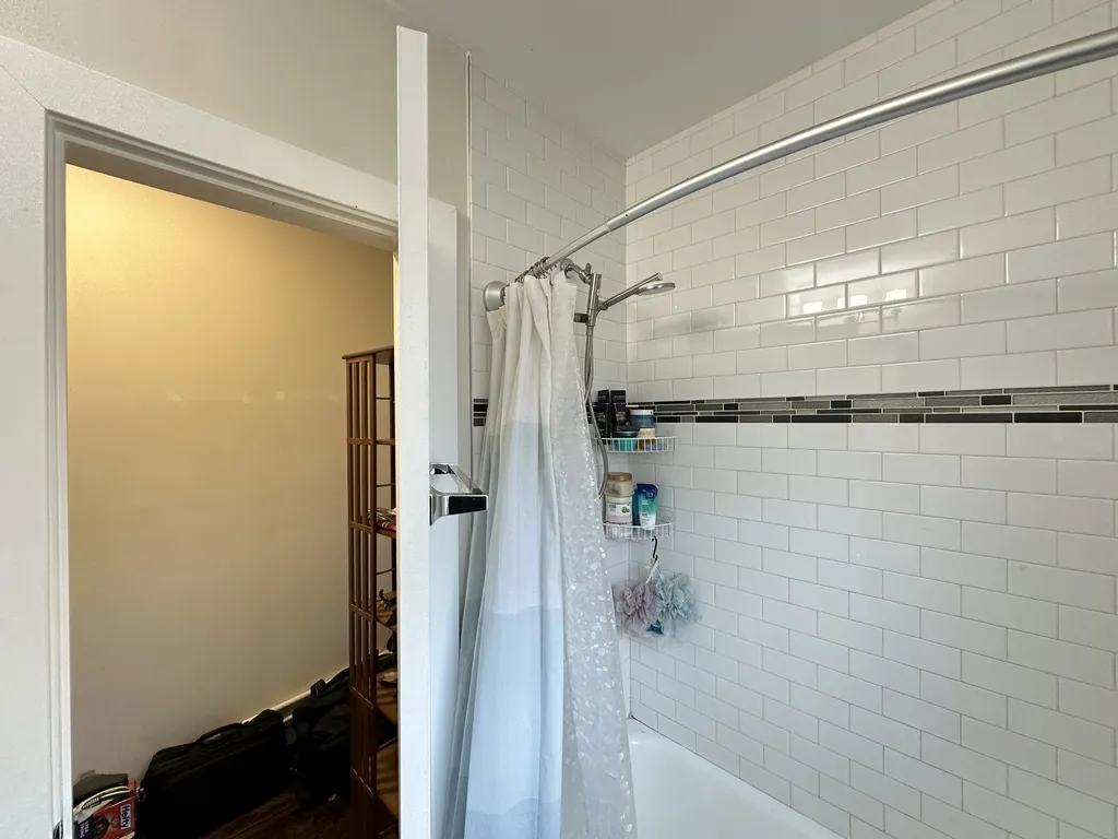 646 W Roscoe St, ,  60657, USA 60657-unit#3N-Chicago-IL