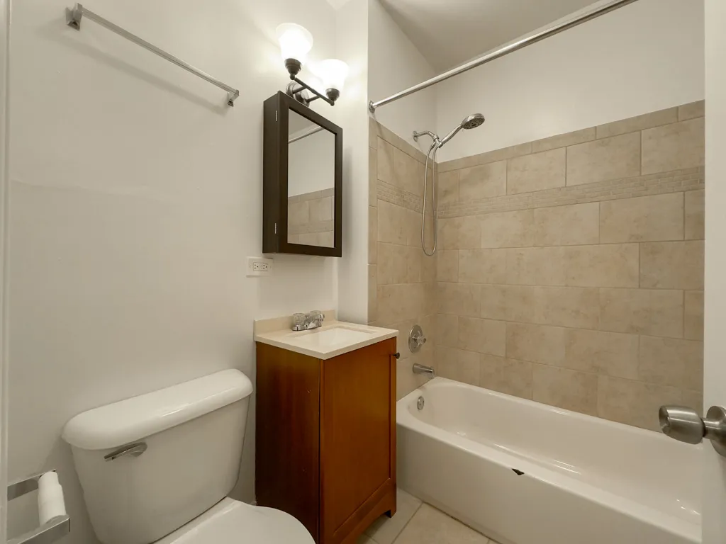 817 W Cornelia Ave, , 60657, USA 60657-unit#207-Chicago-IL