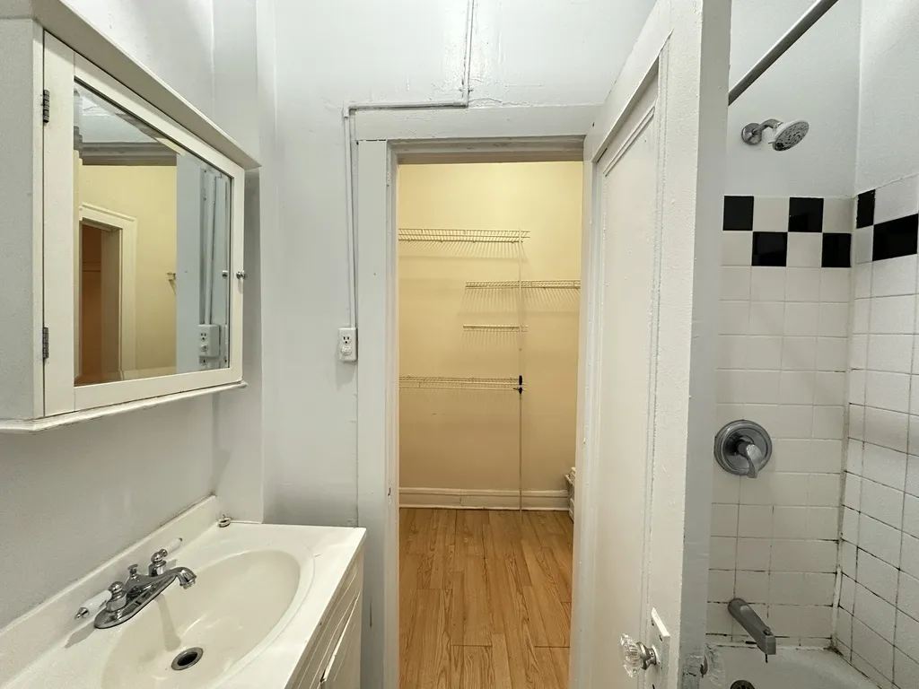 2827 N Burling St, ,  60657, USA 60657-unit#04-Chicago-IL