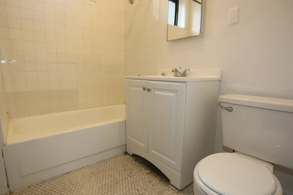 825 W Waveland Ave, ,  60613, USA 60613-unit#1S-Chicago-IL