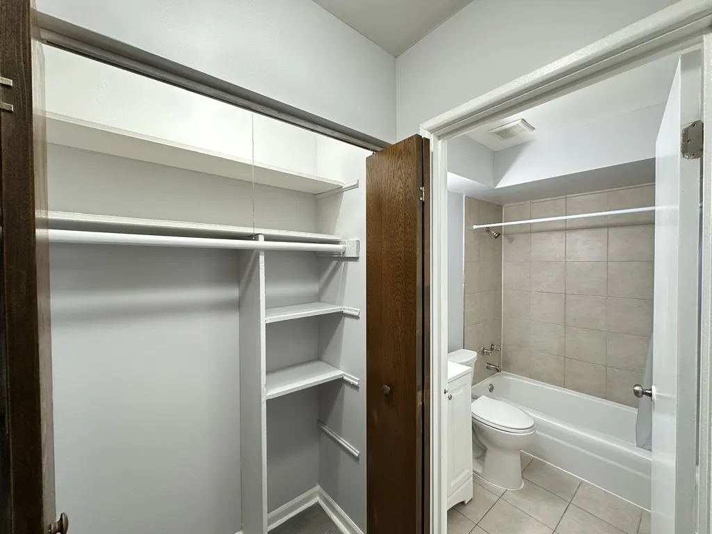 1040 W Hollywood Ave, ,  60660, USA 60660-unit#520-Chicago-IL