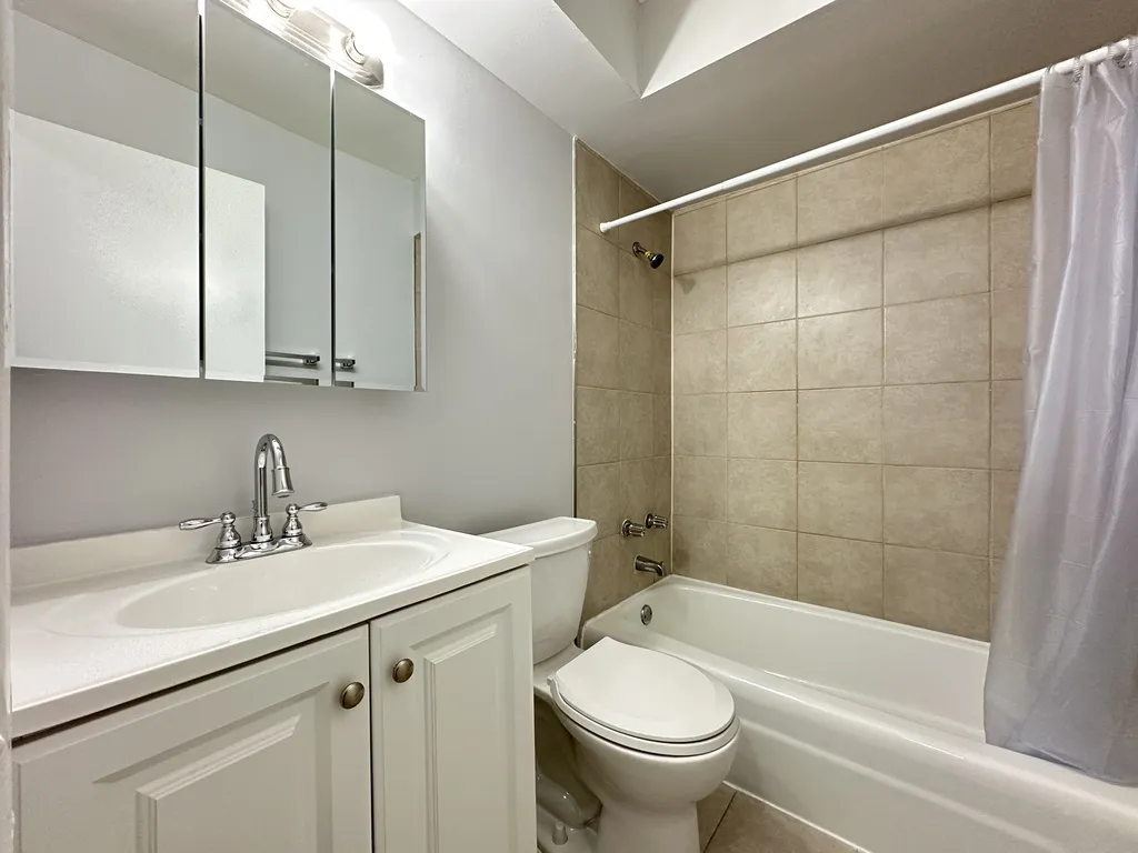 1040 W Hollywood Ave, ,  60660, USA 60660-unit#520-Chicago-IL