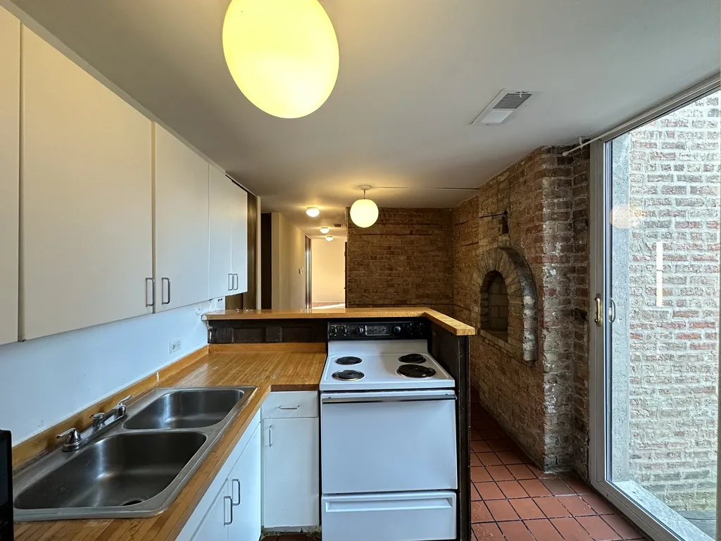600 W Surf St, ,  60657, USA 60657-unit#4-Chicago-IL