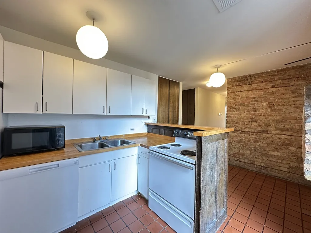 600 W Surf St, ,  60657, USA 60657-unit#4-Chicago-IL