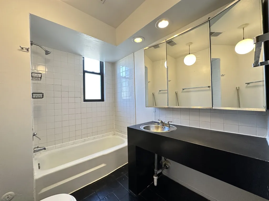 600 W Surf St, ,  60657, USA 60657-unit#4-Chicago-IL