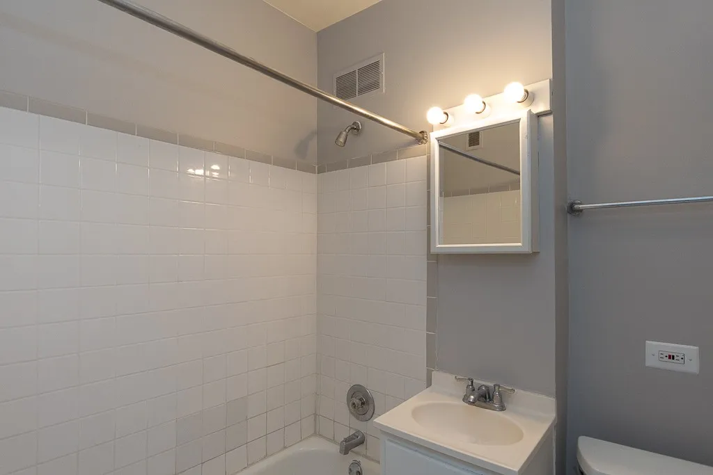 5748 N Winthrop Ave, , 60660, USA 60660-unit#302-Chicago-IL
