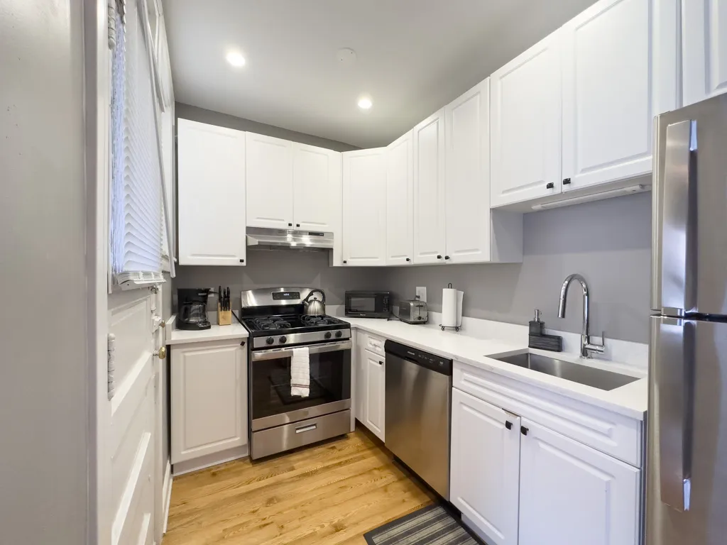 637 W Cornelia Ave, , 60657, USA 60657-unit#2W-Chicago-IL