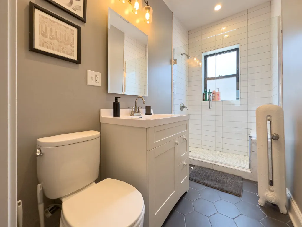 637 W Cornelia Ave, , 60657, USA 60657-unit#2W-Chicago-IL