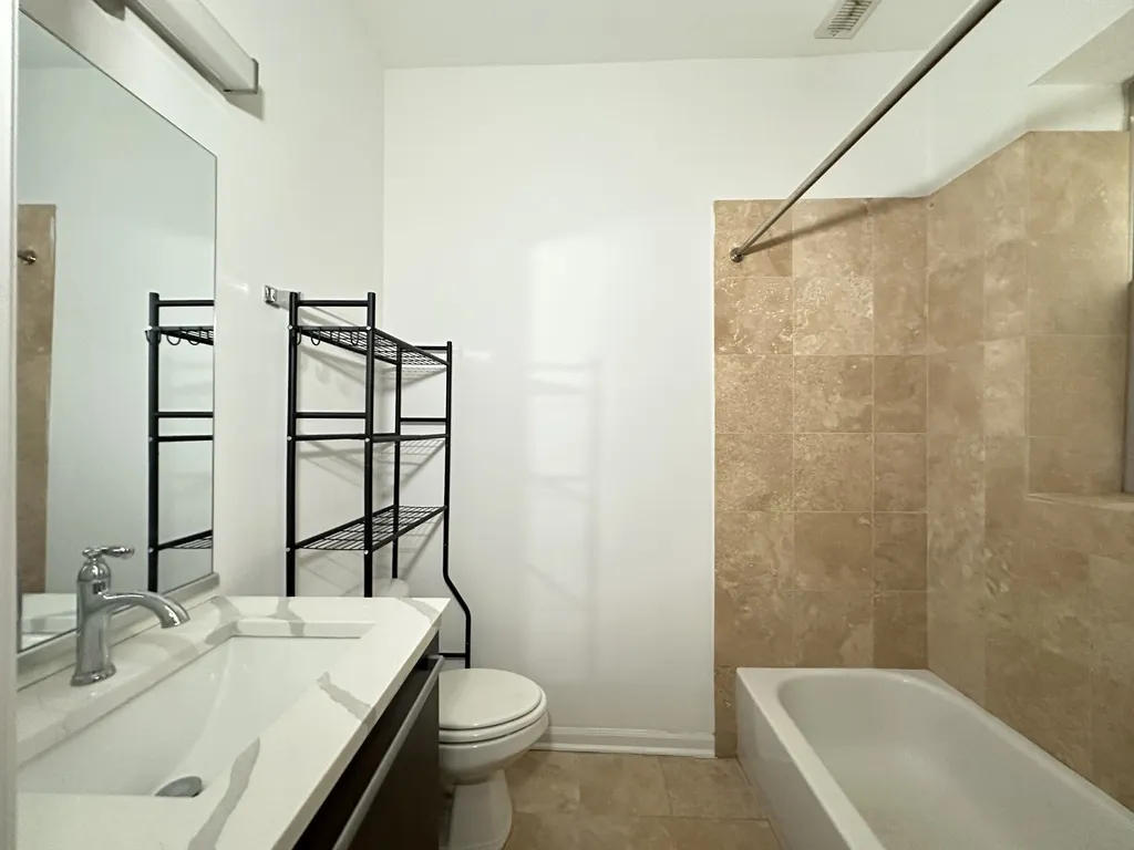 5054 N Winthrop Ave, ,  60640, USA 60640-unit#211-Chicago-IL