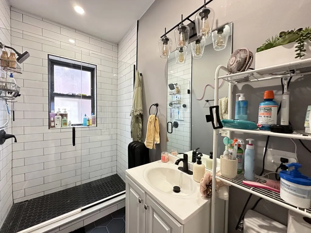 629 W Cornelia Ave, ,  60657, USA 60657-unit#3S-Chicago-IL