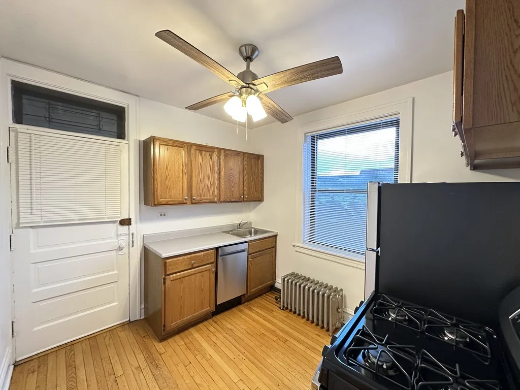 1913 W Larchmont Ave, ,  60613, USA 60613-unit#3B-Chicago-IL