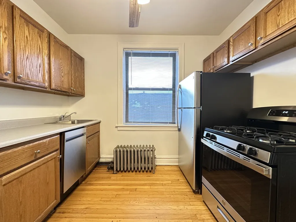 1913 W Larchmont Ave, ,  60613, USA 60613-unit#3B-Chicago-IL