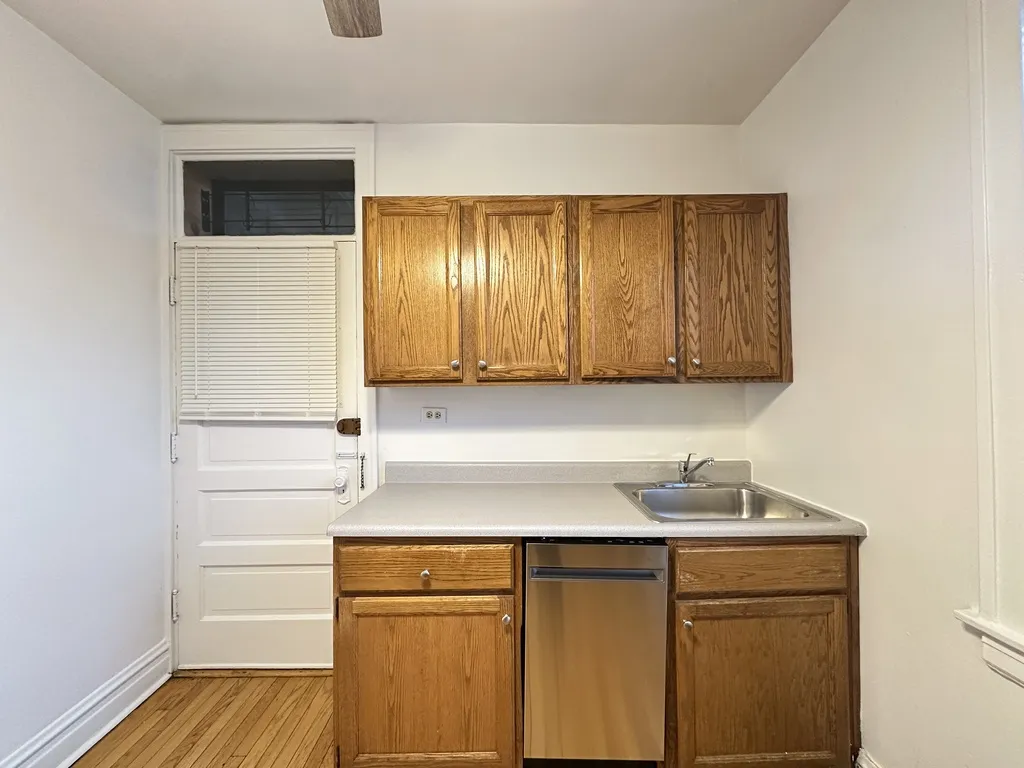 1913 W Larchmont Ave, ,  60613, USA 60613-unit#3B-Chicago-IL