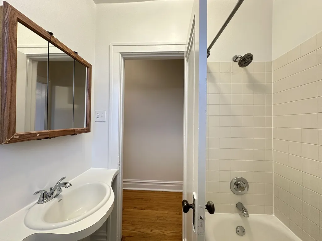 1913 W Larchmont Ave, ,  60613, USA 60613-unit#3B-Chicago-IL