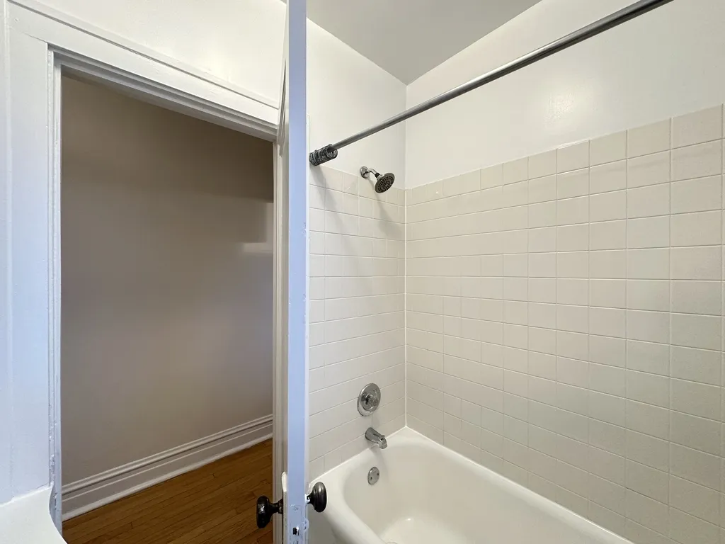 1913 W Larchmont Ave, ,  60613, USA 60613-unit#3B-Chicago-IL