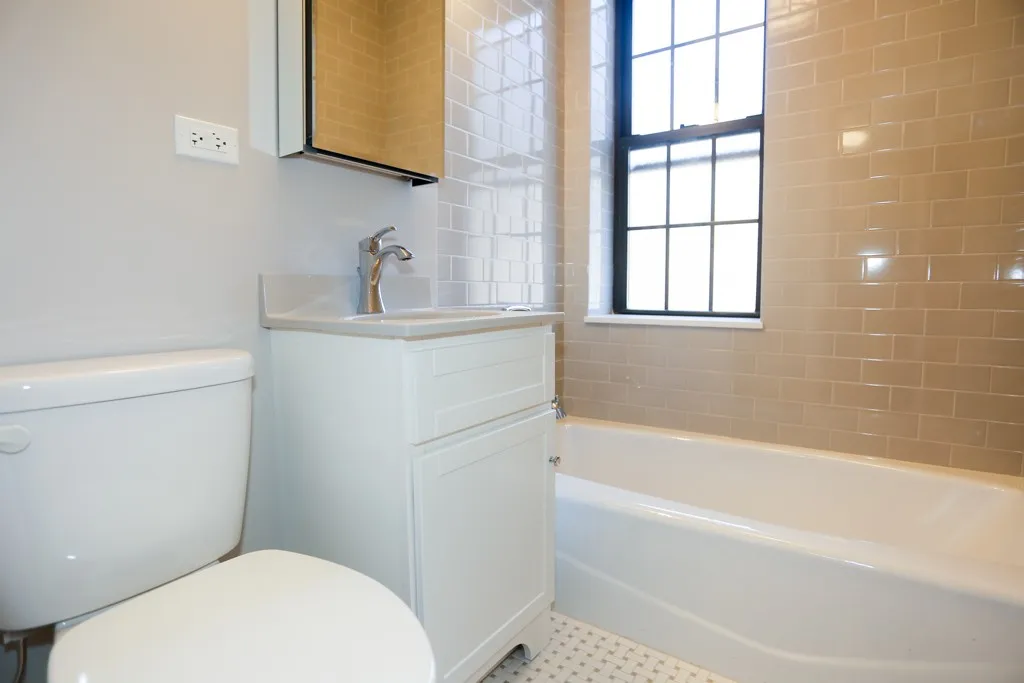 817 W Lakeside Pl, ,  60640, USA 60640-unit#202-Chicago-IL