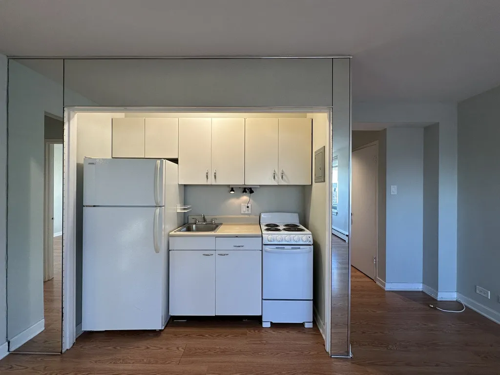 445 W Wellington Ave, ,  60657, USA 60657-unit#13E-Chicago-IL