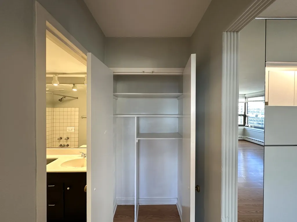 445 W Wellington Ave, ,  60657, USA 60657-unit#13E-Chicago-IL