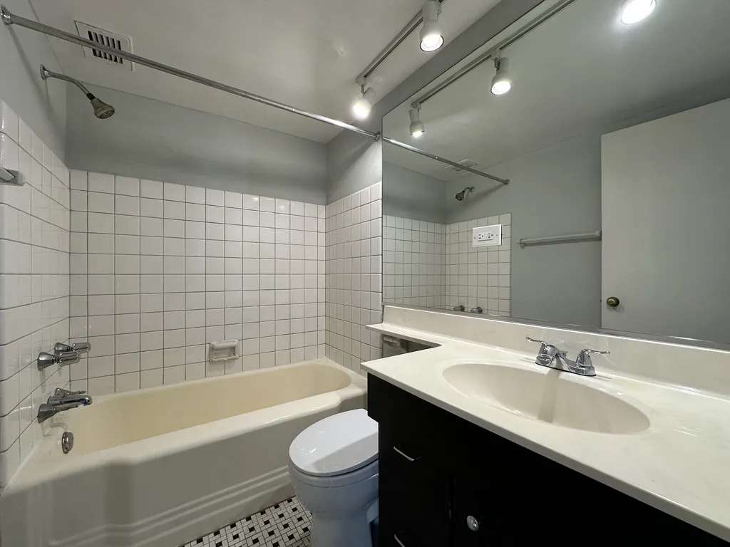 445 W Wellington Ave, ,  60657, USA 60657-unit#13E-Chicago-IL