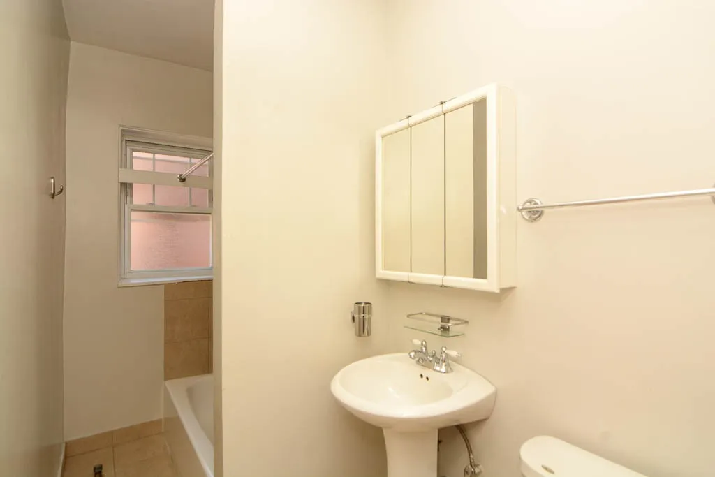 953 W Cornelia Ave, , 60657, USA 60657-unit#2D-Chicago-IL