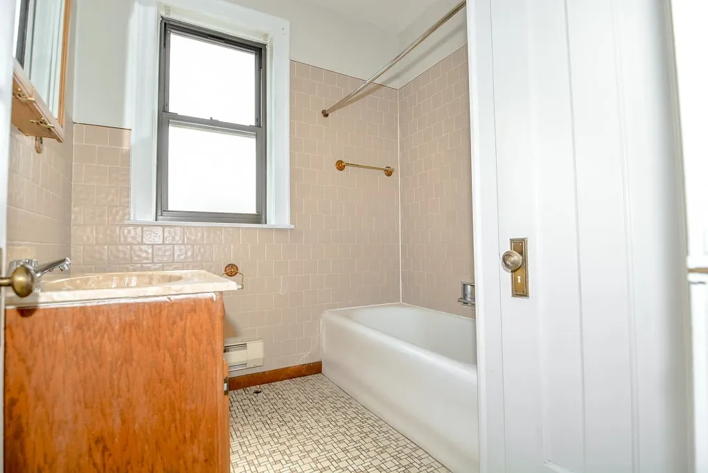 1121 W Oakdale Ave, ,  60657, USA 60657-unit#2A-Chicago-IL