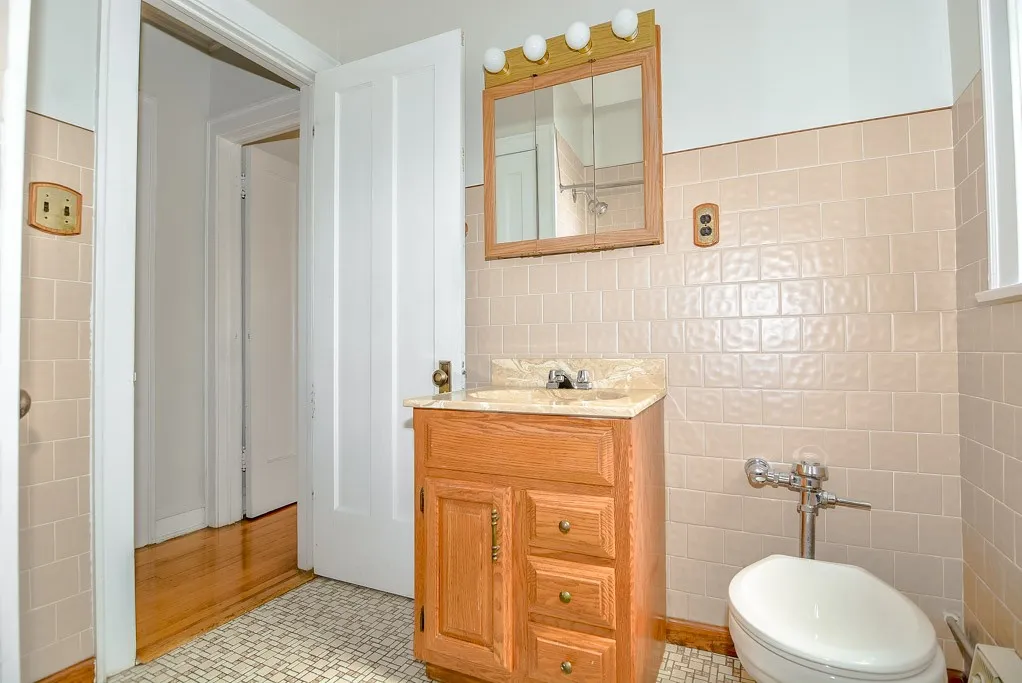 1121 W Oakdale Ave, ,  60657, USA 60657-unit#2A-Chicago-IL