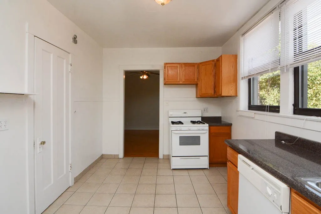 1117 W Oakdale Ave, ,  60657, USA 60657-unit#2B-Chicago-IL