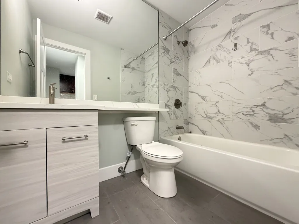 445 W Barry Ave, , 60657, USA 60657-unit#330-Chicago-IL