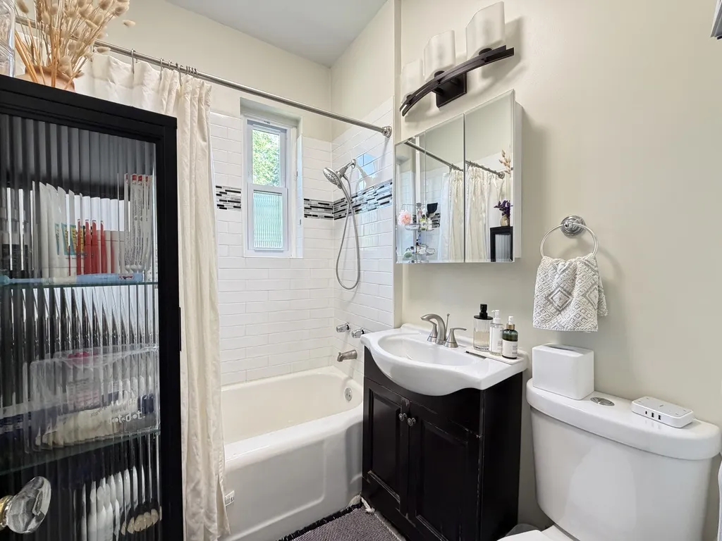 320 Lee St, Evanston,  60202, USA 60202-unit#1-Chicago-IL