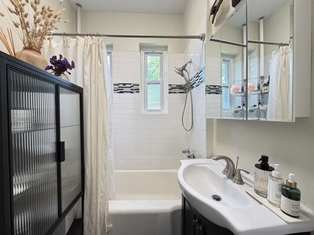 320 Lee St, Evanston,  60202, USA 60202-unit#1-Chicago-IL