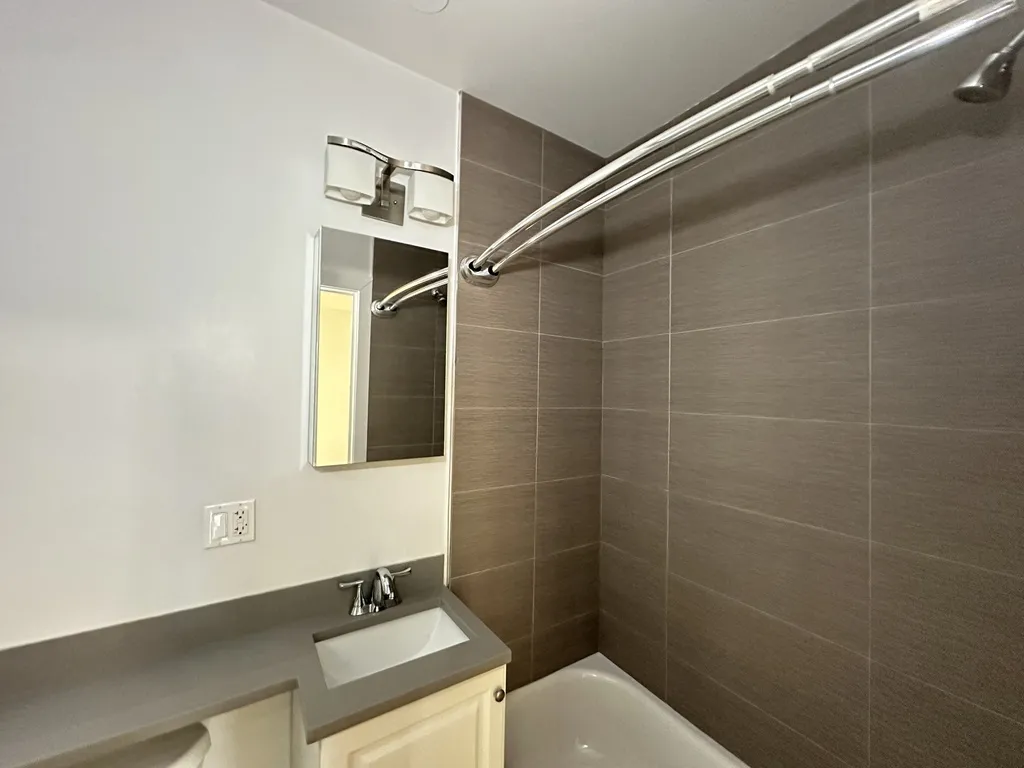 817 Elm St, Winnetka,  60093, USA 60093-unit#306-Chicago-IL