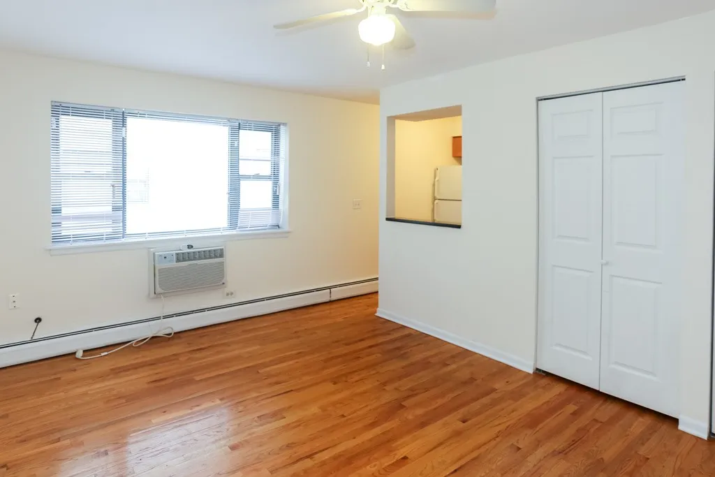 525 W Oakdale Ave, ,  60657, USA 60657-unit#209-Chicago-IL