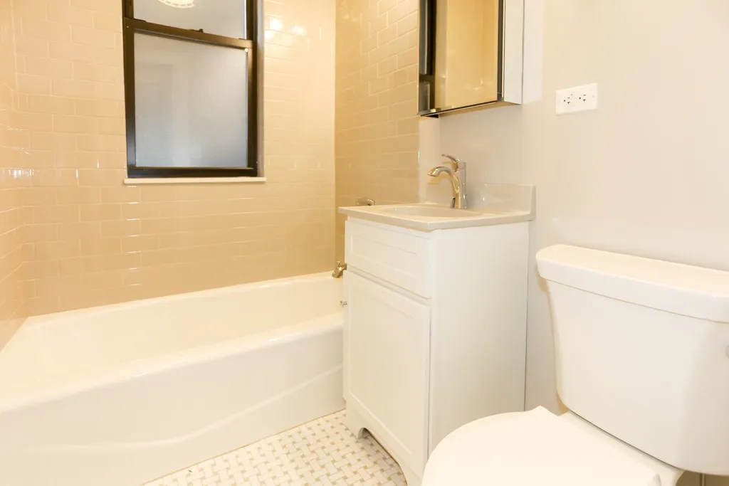 817 W Lakeside Pl, ,  60640, USA 60640-unit#105-Chicago-IL