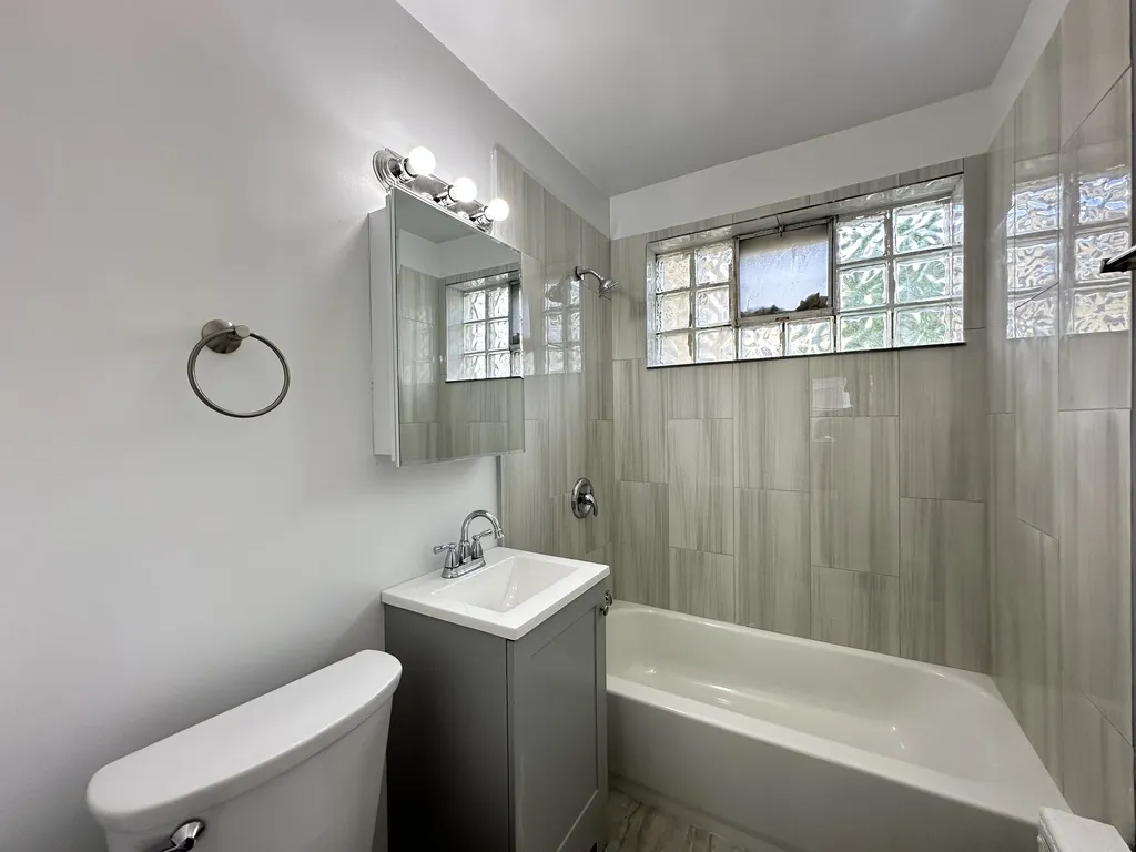 6727 N California Ave, ,  60645, USA 60645-unit#1W-Chicago-IL