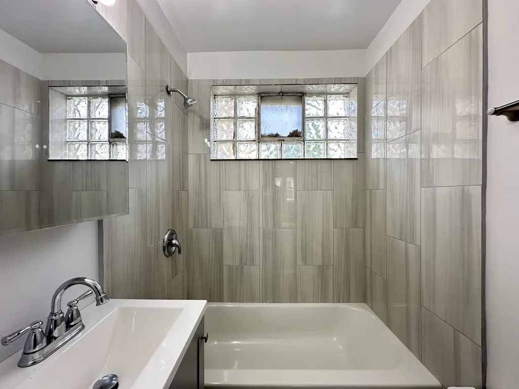 6727 N California Ave, ,  60645, USA 60645-unit#1W-Chicago-IL