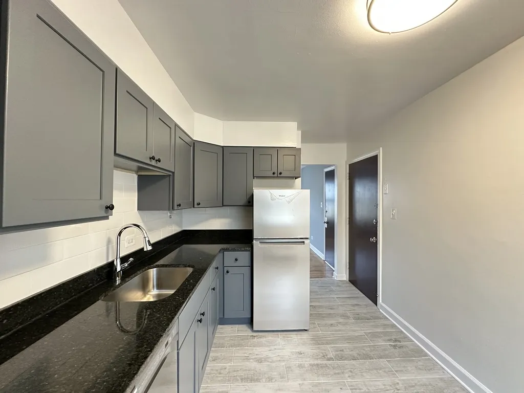 6731 N California Ave, ,  60645, USA 60645-unit#2E-Chicago-IL