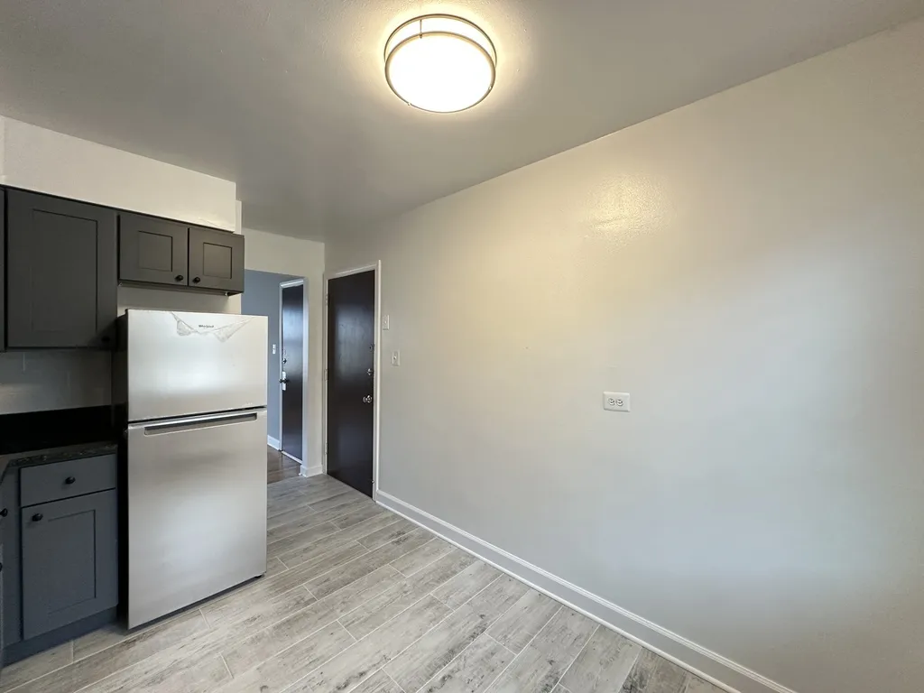 6731 N California Ave, ,  60645, USA 60645-unit#2E-Chicago-IL