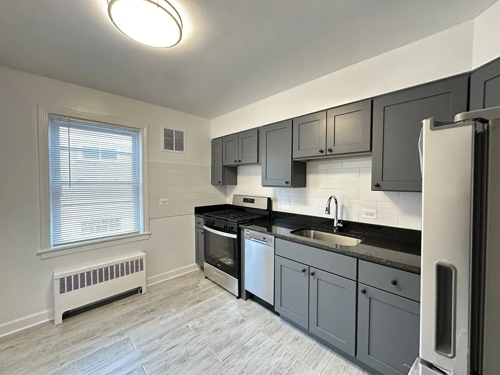 6731 N California Ave, ,  60645, USA 60645-unit#2E-Chicago-IL