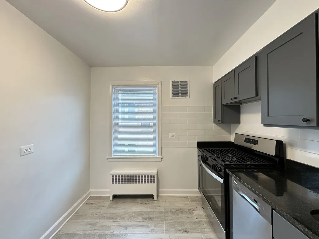 6731 N California Ave, ,  60645, USA 60645-unit#2E-Chicago-IL