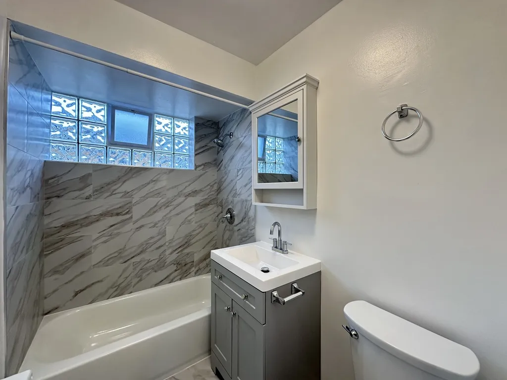 6731 N California Ave, ,  60645, USA 60645-unit#2E-Chicago-IL