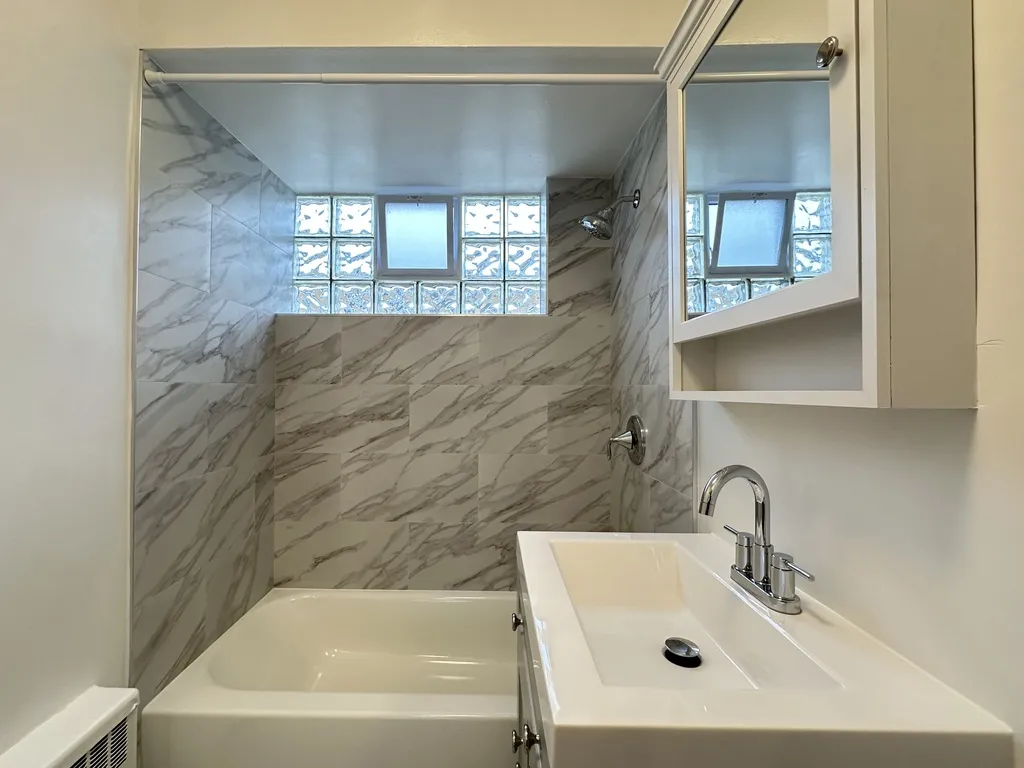 6731 N California Ave, ,  60645, USA 60645-unit#2E-Chicago-IL